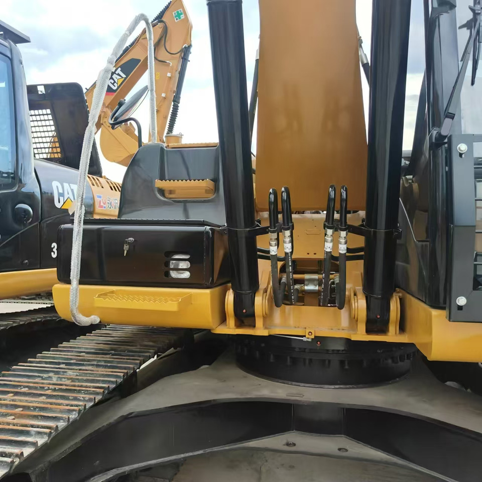 Used high quality excavator CAT 323D2L Made in Japan - آلات البناء: صورة 3 Used high quality excavator CAT 323D2L Made in Japan - آلات البناء: صورة 3