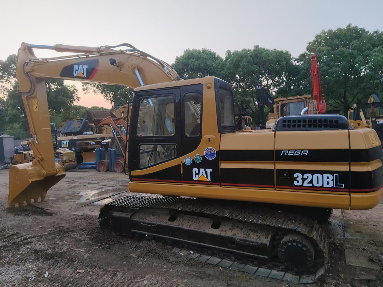 CATERPILLAR 320B - حفار زحاف: صورة 1 CATERPILLAR 320B - حفار زحاف: صورة 1