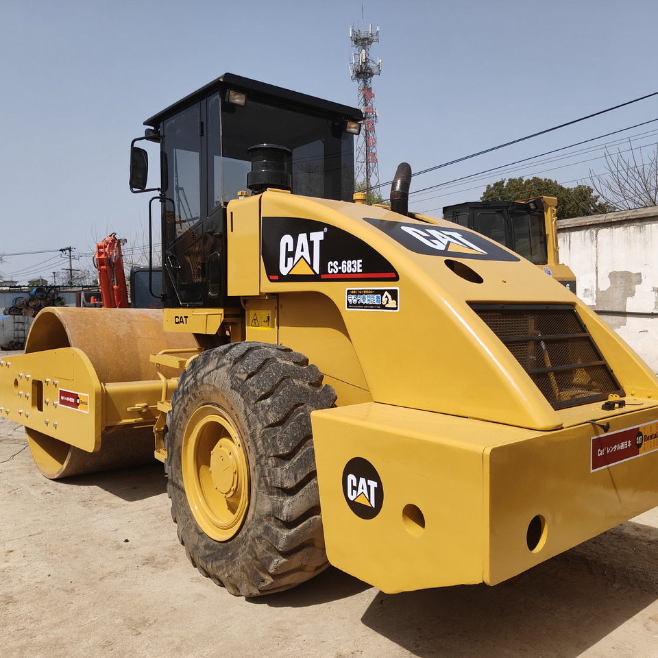 CATERPILLAR 683E - مدحلة اسفلت: صورة 1 CATERPILLAR 683E - مدحلة اسفلت: صورة 1