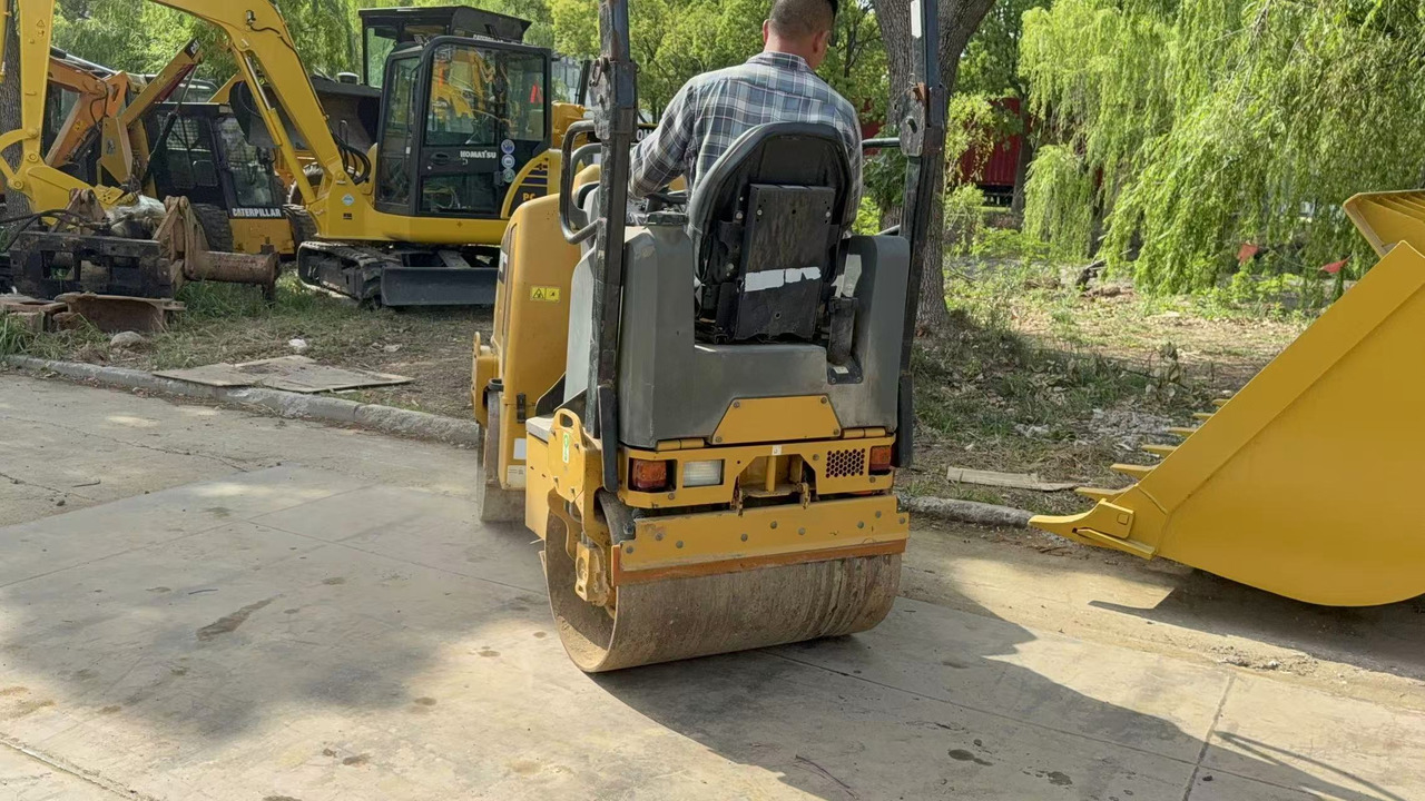 CATERPILLAR CB14B - مدحلة اسفلت: صورة 3 CATERPILLAR CB14B - مدحلة اسفلت: صورة 3