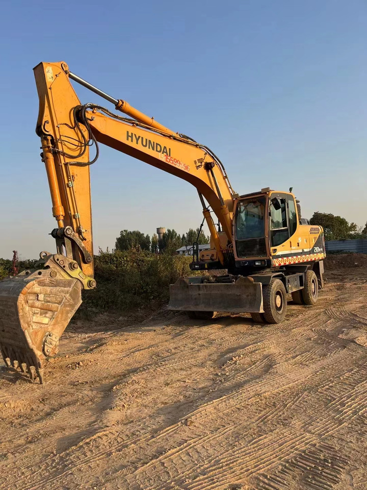 HYUNDAI R210W-9 - حفارة دولاب: صورة 1 HYUNDAI R210W-9 - حفارة دولاب: صورة 1