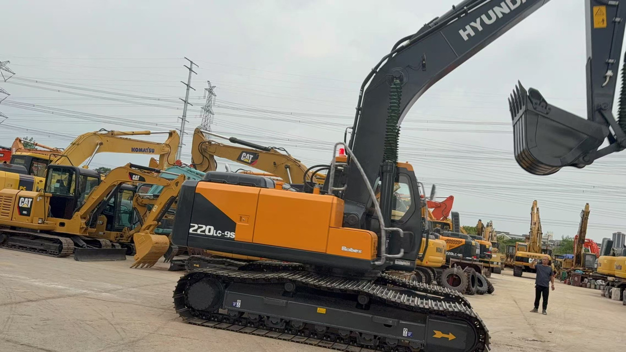 HYUNDAI R220LC-9S - حفار زحاف: صورة 2 HYUNDAI R220LC-9S - حفار زحاف: صورة 2