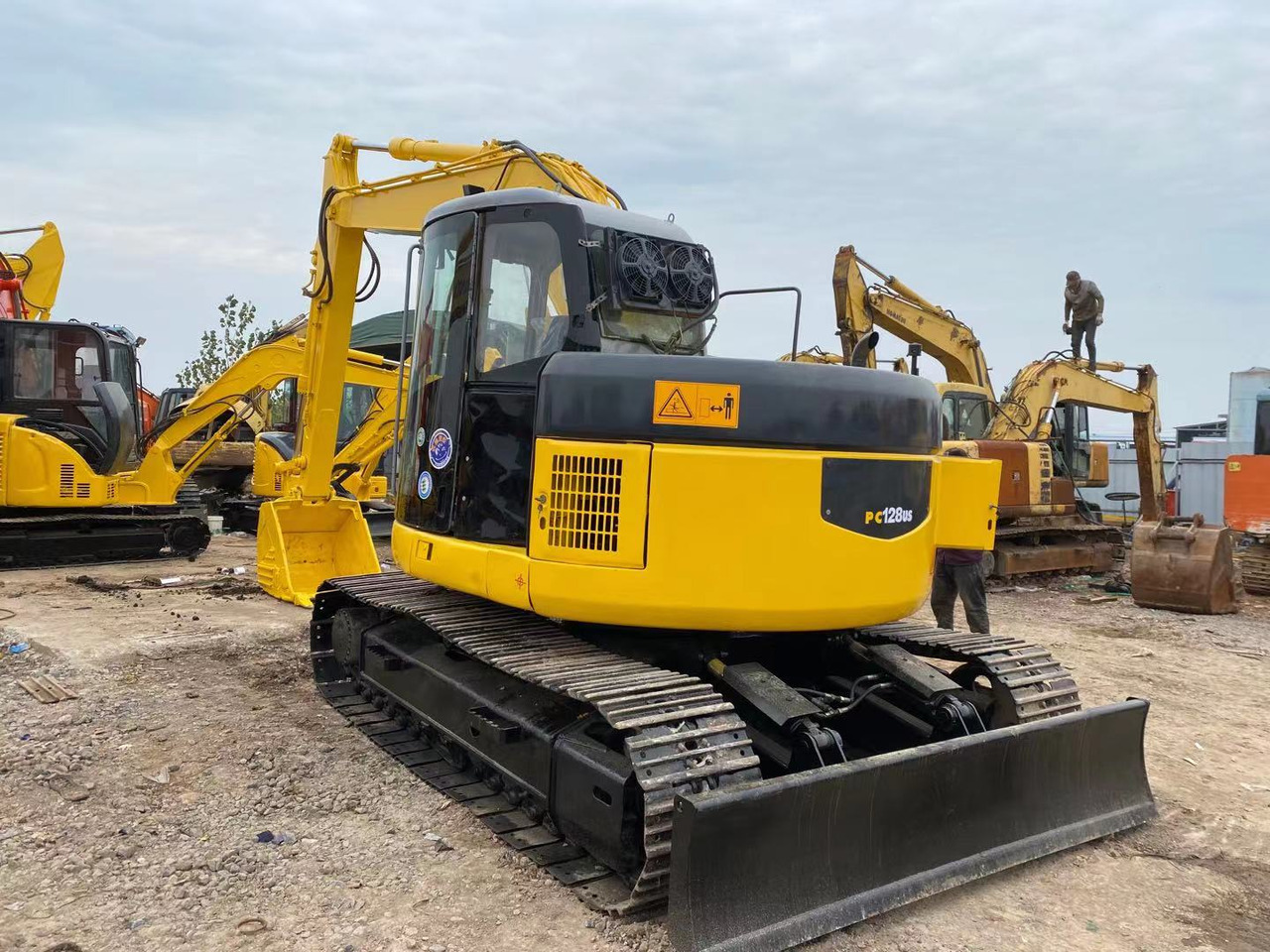 KOMATSU PC128US - حفار زحاف: صورة 3 KOMATSU PC128US - حفار زحاف: صورة 3