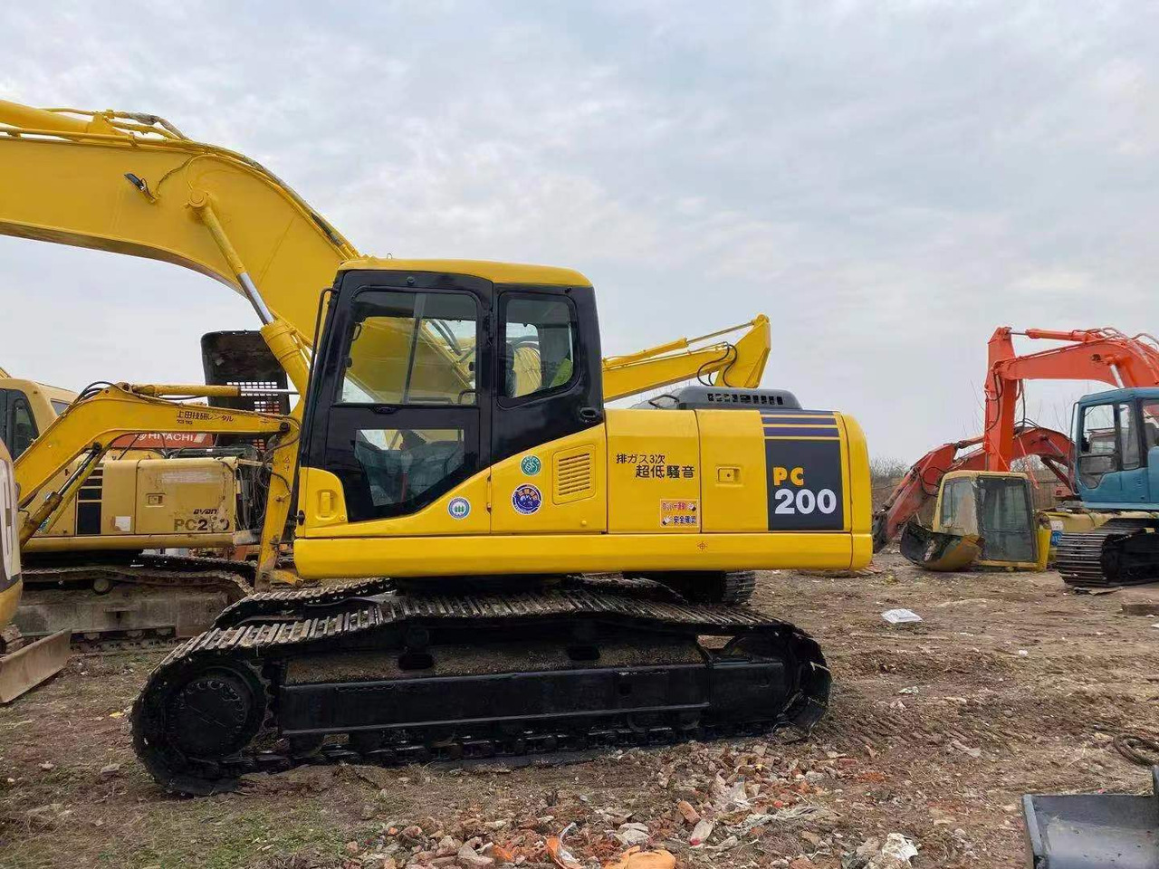 KOMATSU PC200-7 - حفار زحاف: صورة 4 KOMATSU PC200-7 - حفار زحاف: صورة 4
