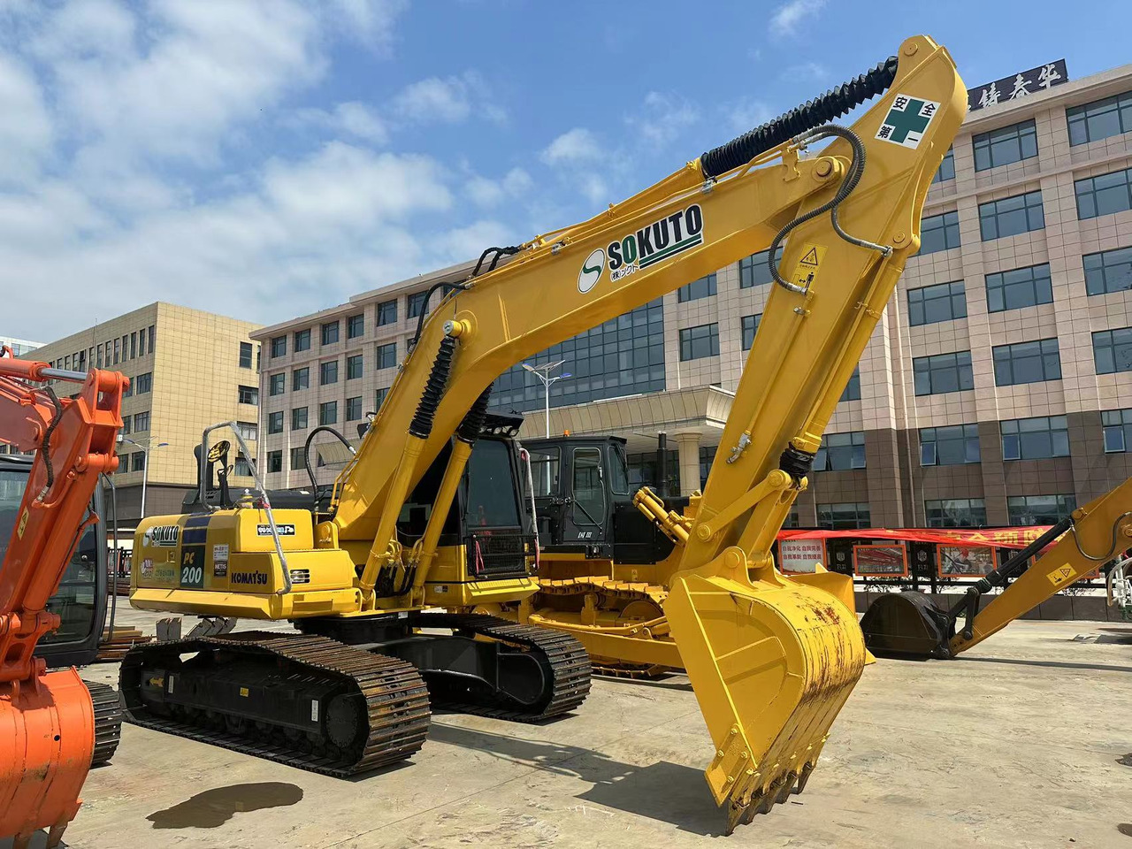 KOMATSU PC200-8N1 - حفار زحاف: صورة 2 KOMATSU PC200-8N1 - حفار زحاف: صورة 2