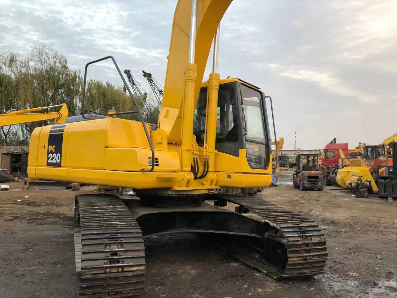 KOMATSU PC220-7 - حفار زحاف: صورة 4 KOMATSU PC220-7 - حفار زحاف: صورة 4