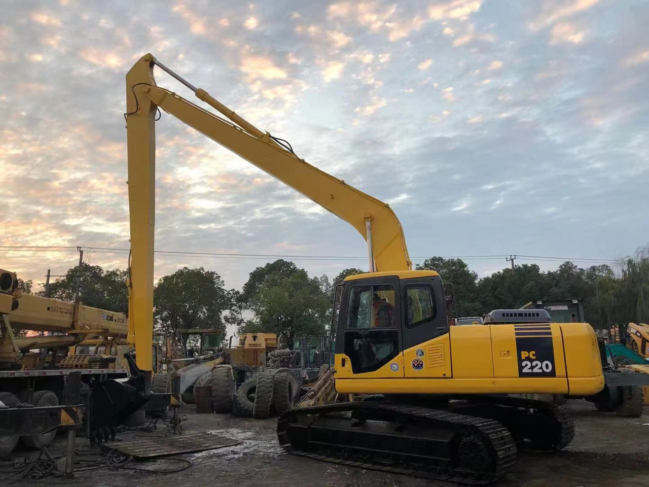KOMATSU PC220-7 - حفار زحاف: صورة 2 KOMATSU PC220-7 - حفار زحاف: صورة 2