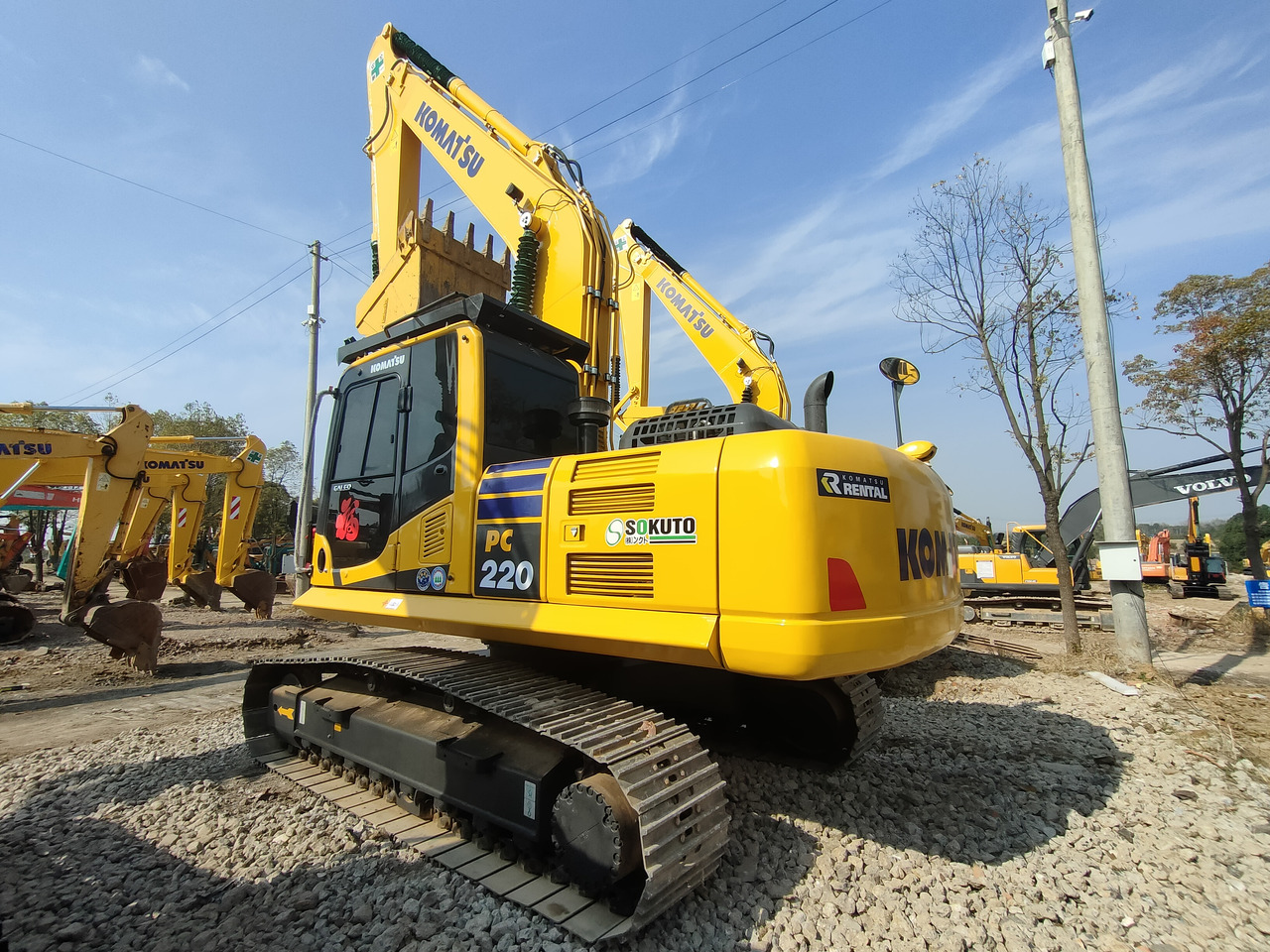 KOMATSU PC220-8 - حفار زحاف: صورة 1 KOMATSU PC220-8 - حفار زحاف: صورة 1