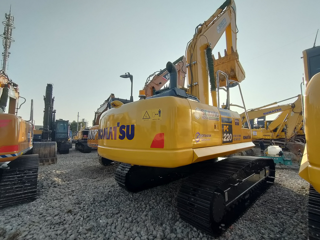 KOMATSU PC220-8 - حفار زحاف: صورة 3 KOMATSU PC220-8 - حفار زحاف: صورة 3