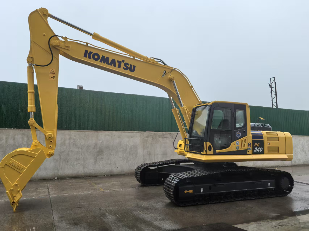 KOMATSU PC240LC-8M0 - حفار زحاف: صورة 3 KOMATSU PC240LC-8M0 - حفار زحاف: صورة 3