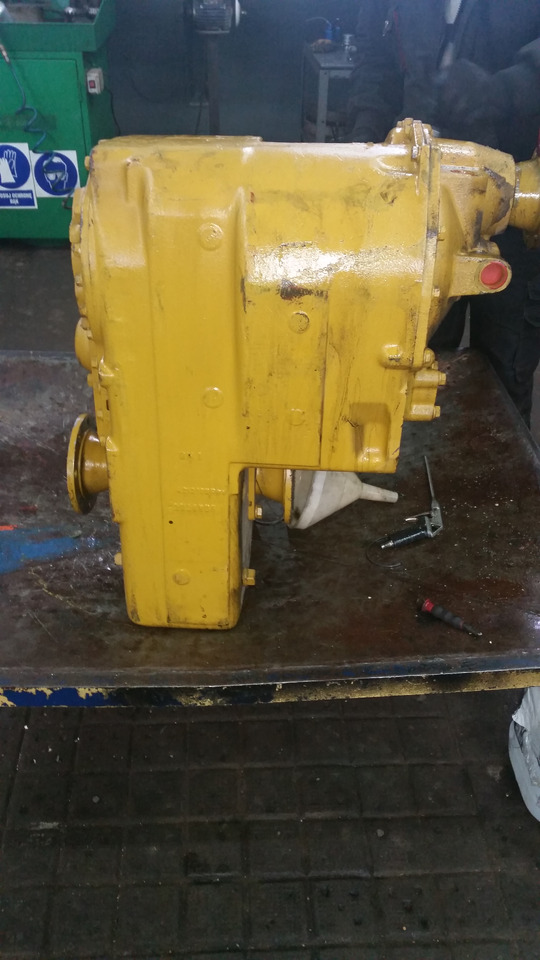 Skrzynia biegów Clark R28000 do Clark R24000, R28000, R32000, R34000, R36000 - صندوق التروس - آلات البناء: صورة 1 Skrzynia biegów Clark R28000 do Clark R24000, R28000, R32000, R34000, R36000 - صندوق التروس - آلات البناء: صورة 1