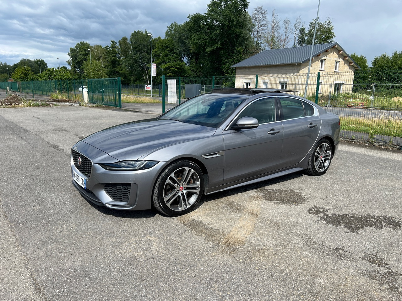 JAGUAR XE 20MY SE R-DYN. 2.0L D 180 BVA8 Cockpit PANO - سيدان: صورة 1 JAGUAR XE 20MY SE R-DYN. 2.0L D 180 BVA8 Cockpit PANO - سيدان: صورة 1