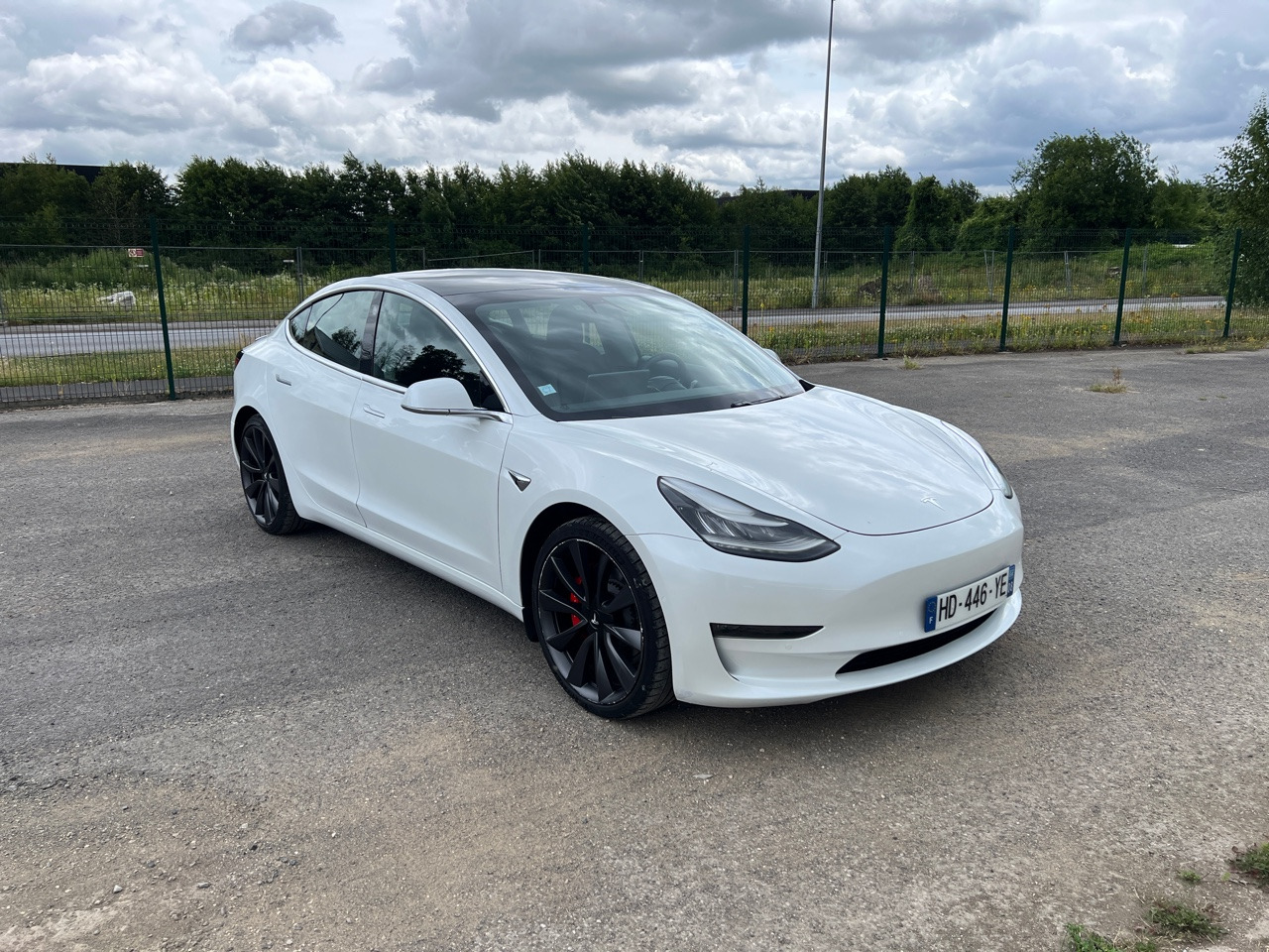 TESLA Model 3 Performance Dual Motor FSD 3 Autopilot - سيدان: صورة 4 TESLA Model 3 Performance Dual Motor FSD 3 Autopilot - سيدان: صورة 4
