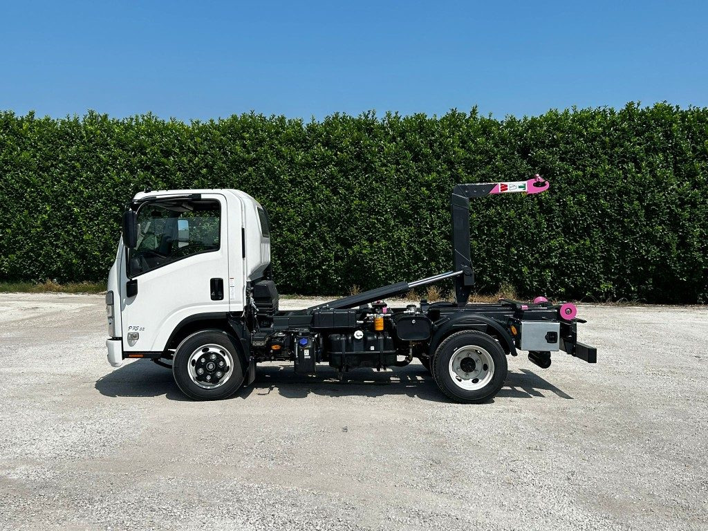 ISUZU P75 NUOVO SCARRABILE - شاحنة ذات خطاف: صورة 2 ISUZU P75 NUOVO SCARRABILE - شاحنة ذات خطاف: صورة 2