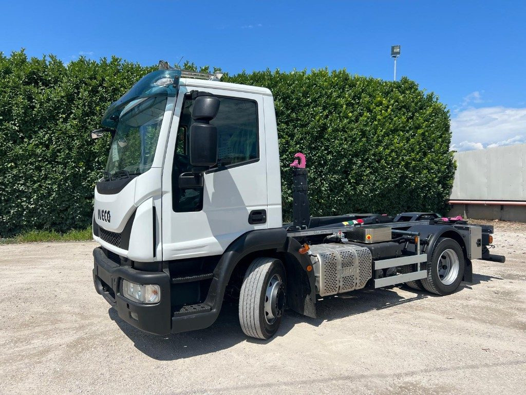 IVECO EUROCARGO 120E28 CON SCARRABILE NUOVO - شاحنة ذات خطاف: صورة 1 IVECO EUROCARGO 120E28 CON SCARRABILE NUOVO - شاحنة ذات خطاف: صورة 1