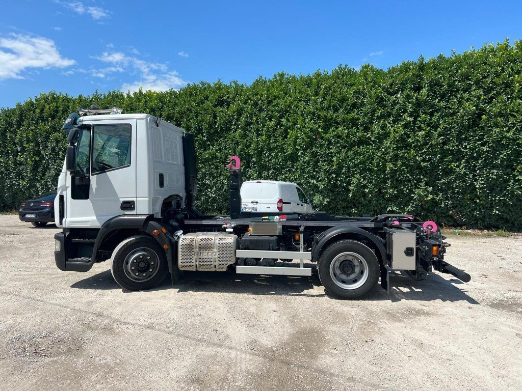 IVECO EUROCARGO 120E28 CON SCARRABILE NUOVO - شاحنة ذات خطاف: صورة 2 IVECO EUROCARGO 120E28 CON SCARRABILE NUOVO - شاحنة ذات خطاف: صورة 2