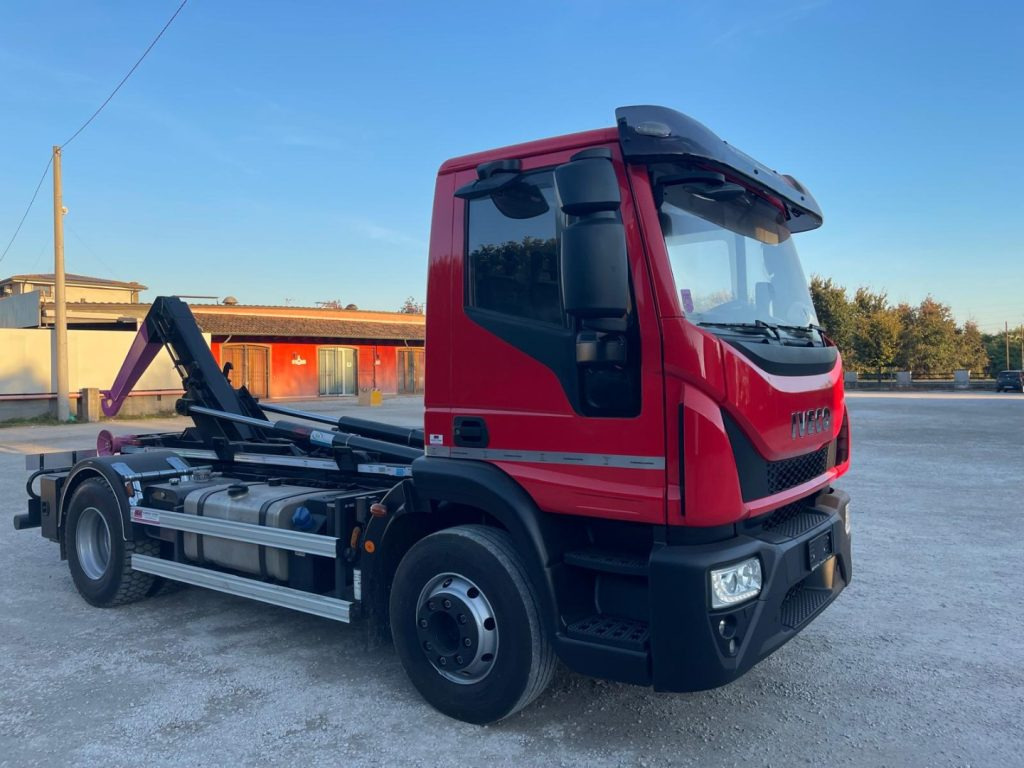 IVECO EUROCARGO 160E32 CON SCARRABILE NUOVO - شاحنة ذات خطاف: صورة 2 IVECO EUROCARGO 160E32 CON SCARRABILE NUOVO - شاحنة ذات خطاف: صورة 2