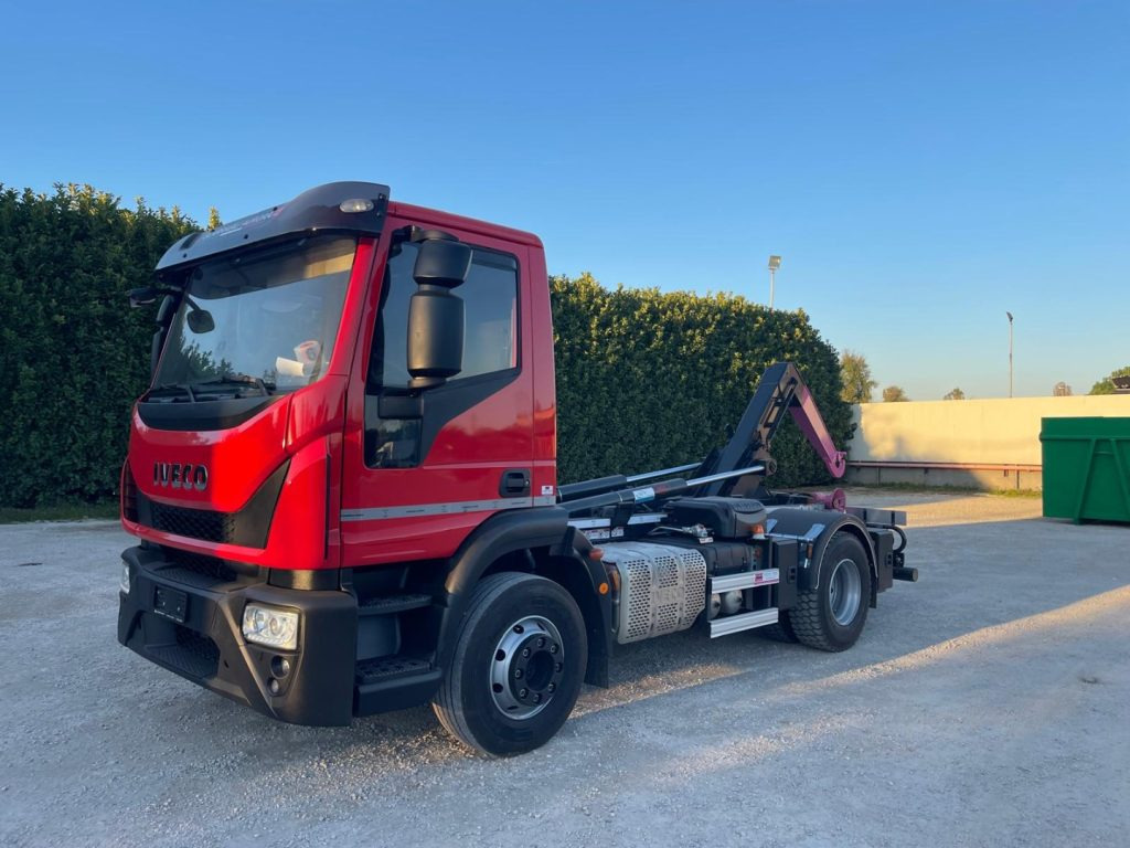 IVECO EUROCARGO 160E32 CON SCARRABILE NUOVO - شاحنة ذات خطاف: صورة 1 IVECO EUROCARGO 160E32 CON SCARRABILE NUOVO - شاحنة ذات خطاف: صورة 1