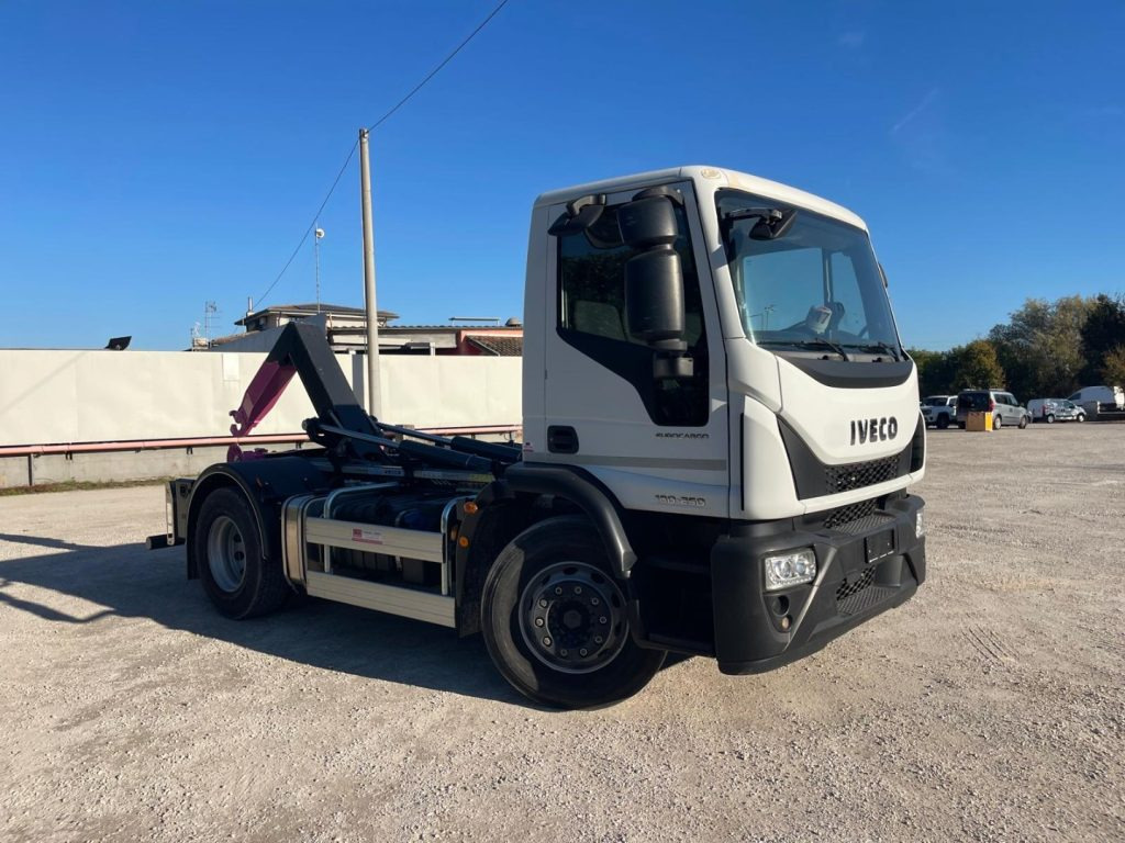 IVECO EUROCARGO 180E25 CON SCARRABILE NUOVO - شاحنة ذات خطاف: صورة 2 IVECO EUROCARGO 180E25 CON SCARRABILE NUOVO - شاحنة ذات خطاف: صورة 2