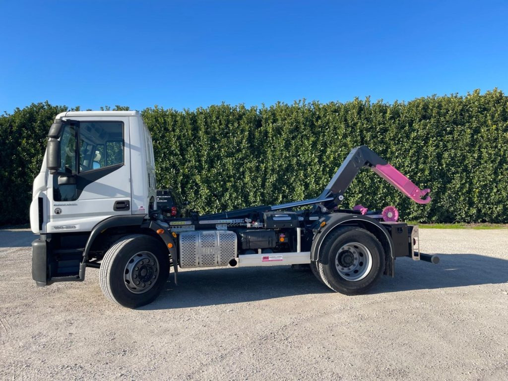 IVECO EUROCARGO 180E25 CON SCARRABILE NUOVO - شاحنة ذات خطاف: صورة 3 IVECO EUROCARGO 180E25 CON SCARRABILE NUOVO - شاحنة ذات خطاف: صورة 3