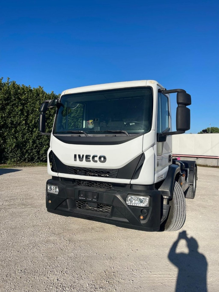 IVECO EUROCARGO 180E25 CON SCARRABILE NUOVO - شاحنة ذات خطاف: صورة 1 IVECO EUROCARGO 180E25 CON SCARRABILE NUOVO - شاحنة ذات خطاف: صورة 1