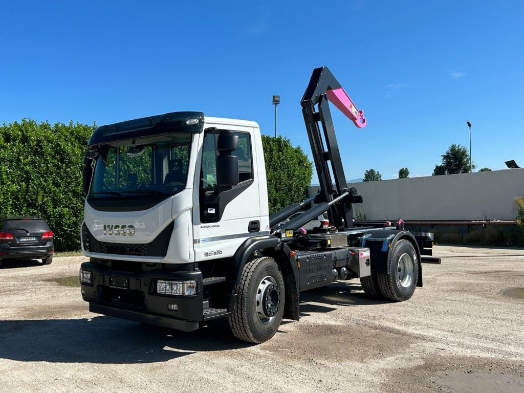 IVECO EUROCARGO 180E32K NUOVO SCARRABILE - شاحنة ذات خطاف: صورة 1 IVECO EUROCARGO 180E32K NUOVO SCARRABILE - شاحنة ذات خطاف: صورة 1