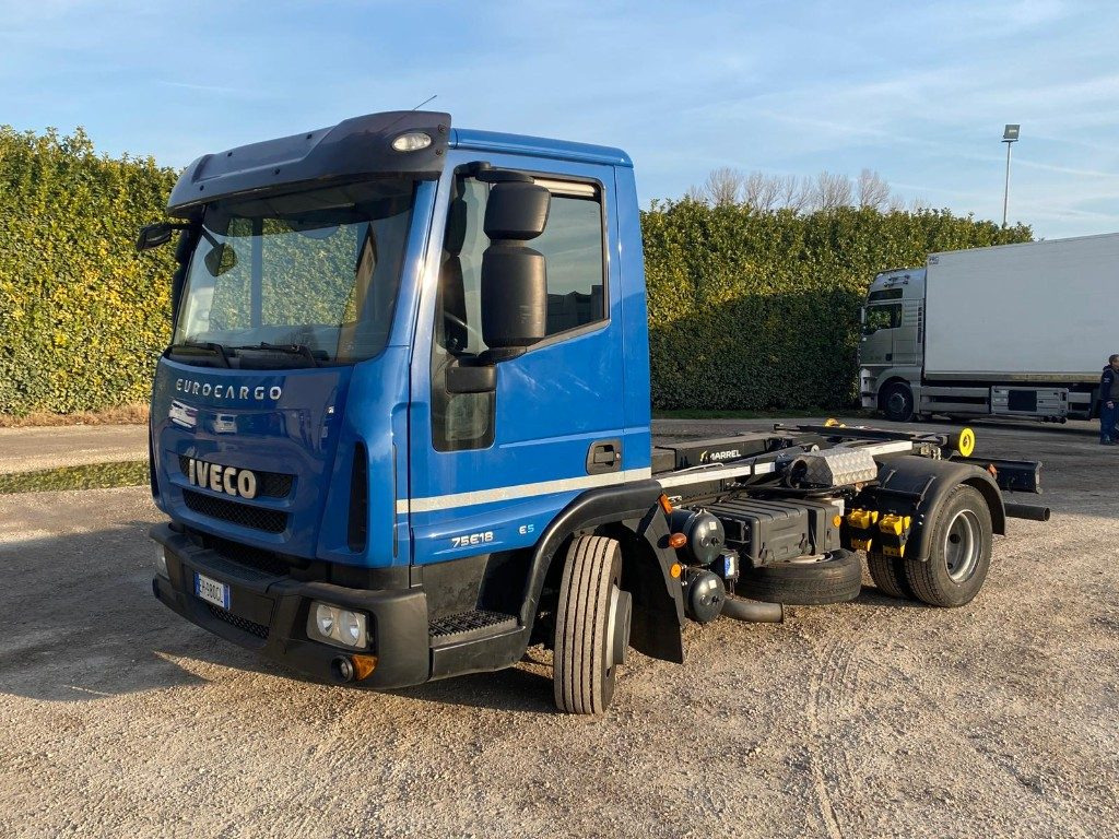 IVECO EUROCARGO 75E18 SCARRABILE - شاحنة ذات خطاف: صورة 1 IVECO EUROCARGO 75E18 SCARRABILE - شاحنة ذات خطاف: صورة 1