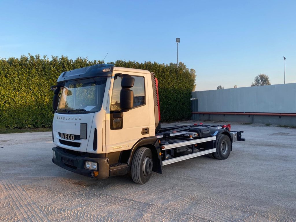 IVECO EUROCARGO 80 E18 CON IMPIANTO SCARRABILE NUO - شاحنة ذات خطاف: صورة 3 IVECO EUROCARGO 80 E18 CON IMPIANTO SCARRABILE NUO - شاحنة ذات خطاف: صورة 3
