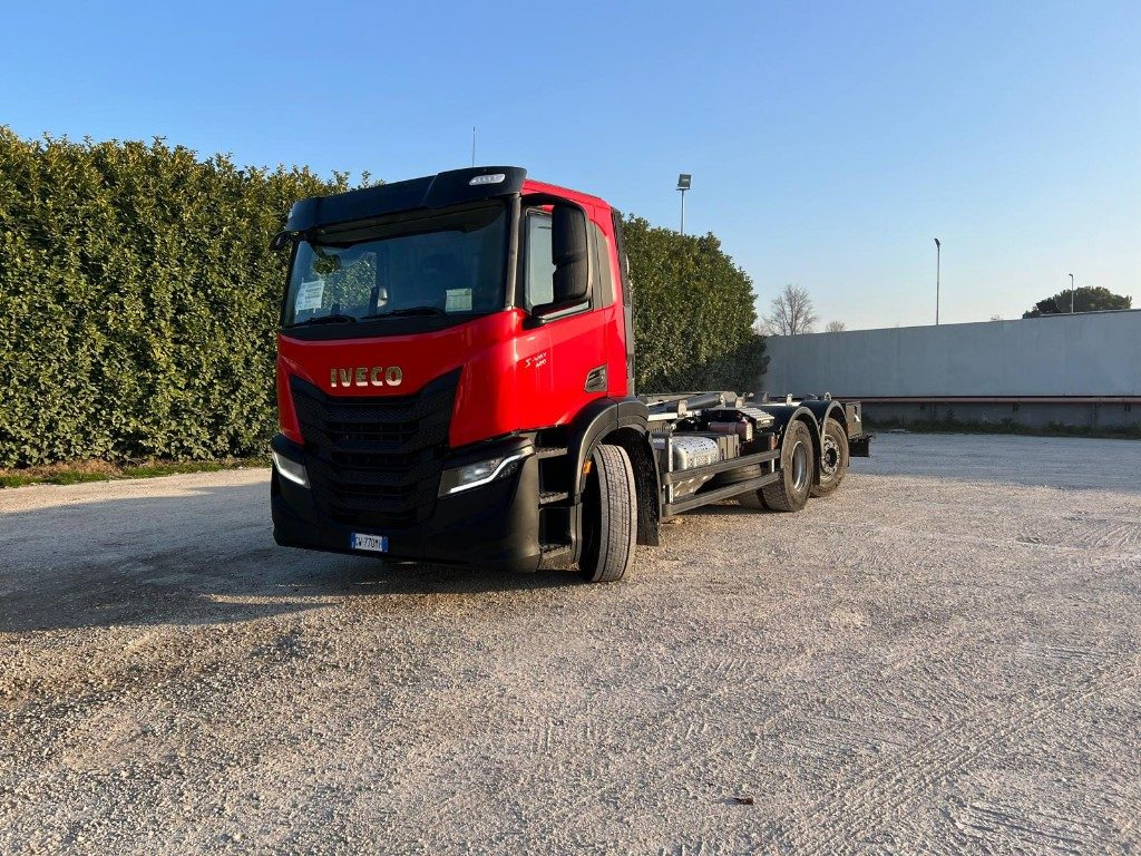 IVECO X-WAY AD260 NUOVO TARGATO SCARRABILE - شاحنة ذات خطاف: صورة 1 IVECO X-WAY AD260 NUOVO TARGATO SCARRABILE - شاحنة ذات خطاف: صورة 1