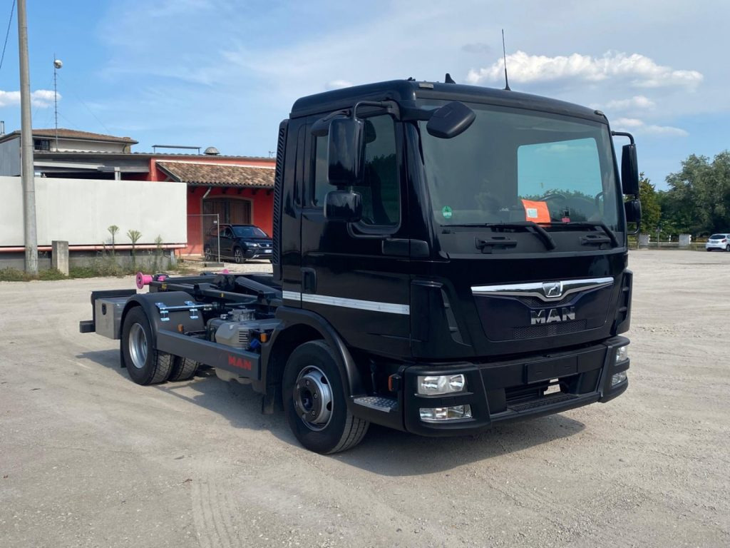 MAN TGL 12.220 CON SCARRABILE NUOVO - شاحنة ذات خطاف: صورة 1 MAN TGL 12.220 CON SCARRABILE NUOVO - شاحنة ذات خطاف: صورة 1
