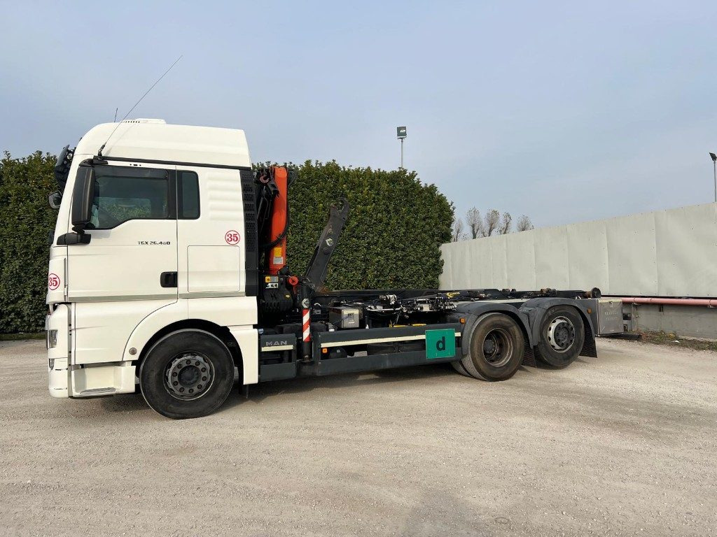 MAN TGX 26.480 SCARRABILE CON GRU DIETRO CABINA - شاحنة ذات خطاف: صورة 2 MAN TGX 26.480 SCARRABILE CON GRU DIETRO CABINA - شاحنة ذات خطاف: صورة 2