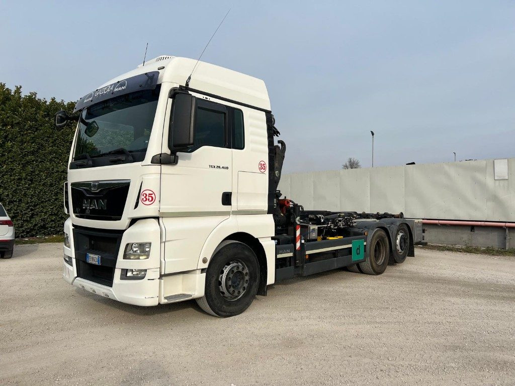 MAN TGX 26.480 SCARRABILE CON GRU DIETRO CABINA - شاحنة ذات خطاف: صورة 1 MAN TGX 26.480 SCARRABILE CON GRU DIETRO CABINA - شاحنة ذات خطاف: صورة 1