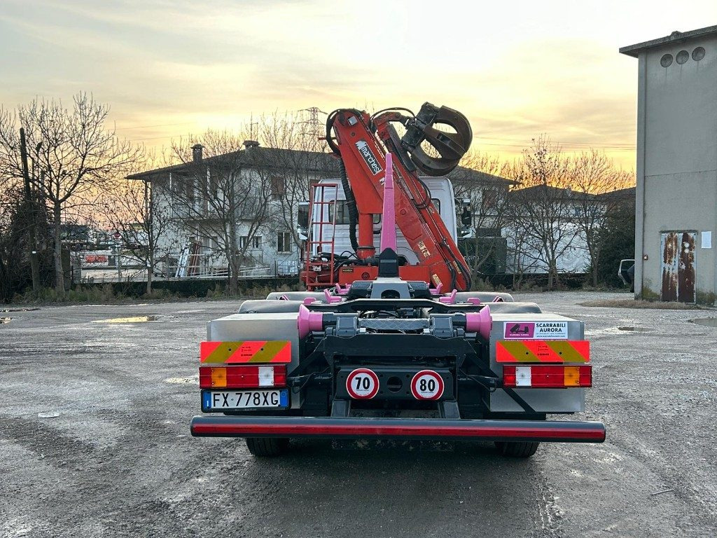 MERCEDES-BENZ MERCEDES AXOR 2533 SCARRABILE CON GRU E POLIPO - شاحنة ذات خطاف: صورة 4 MERCEDES-BENZ MERCEDES AXOR 2533 SCARRABILE CON GRU E POLIPO - شاحنة ذات خطاف: صورة 4