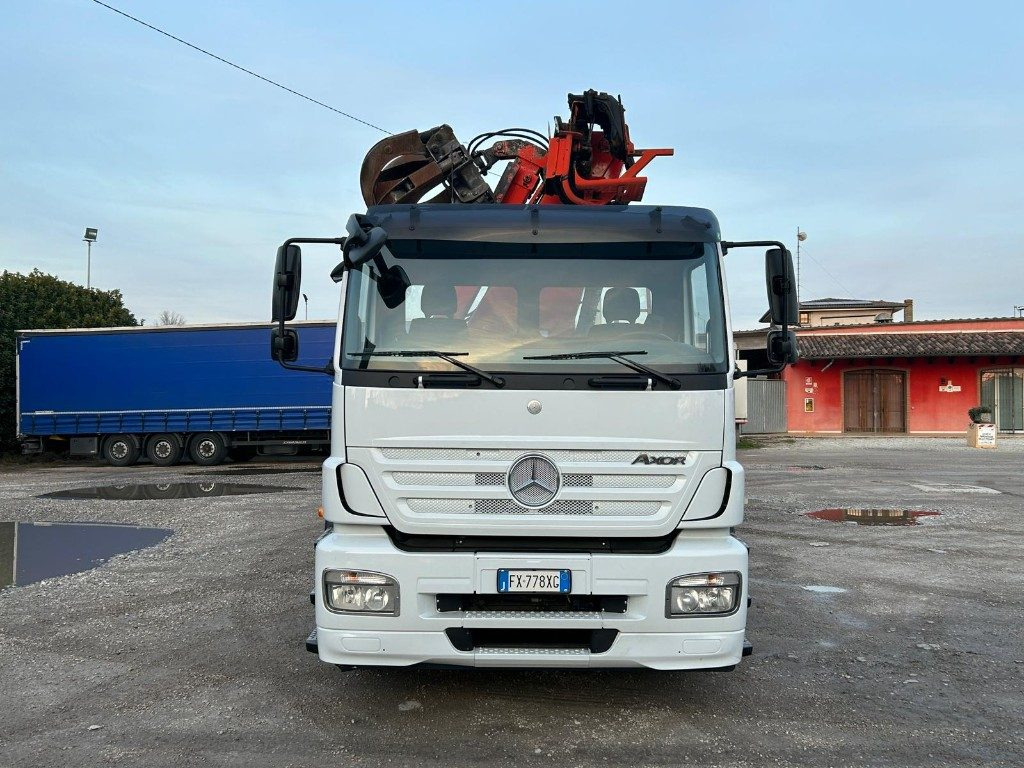 MERCEDES-BENZ MERCEDES AXOR 2533 SCARRABILE CON GRU E POLIPO - شاحنة ذات خطاف: صورة 1 MERCEDES-BENZ MERCEDES AXOR 2533 SCARRABILE CON GRU E POLIPO - شاحنة ذات خطاف: صورة 1