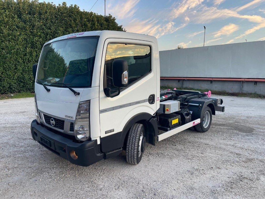 NISSAN NT400 SCARRABILE PATENTE B - شاحنة ذات خطاف: صورة 1 NISSAN NT400 SCARRABILE PATENTE B - شاحنة ذات خطاف: صورة 1