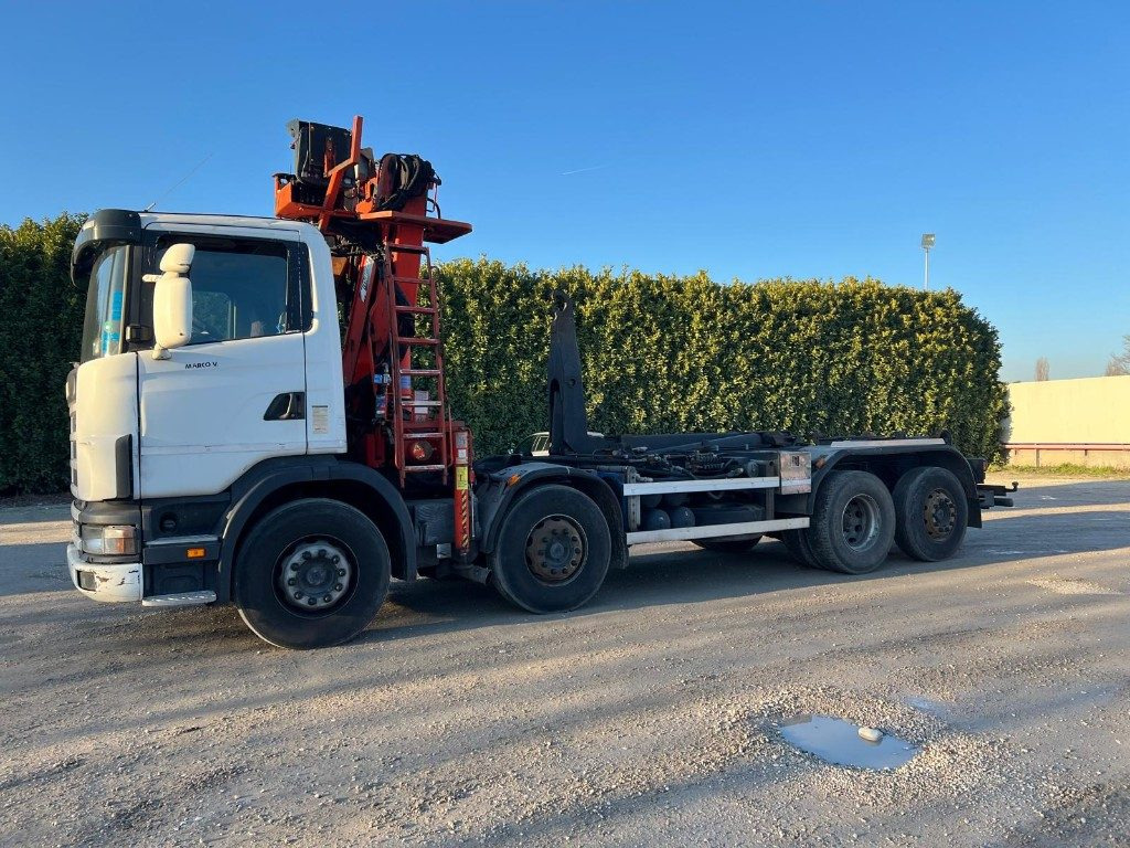 SCANIA CV R124 SCARRABILE CON GRU E POLIPO - شاحنة ذات خطاف: صورة 2 SCANIA CV R124 SCARRABILE CON GRU E POLIPO - شاحنة ذات خطاف: صورة 2