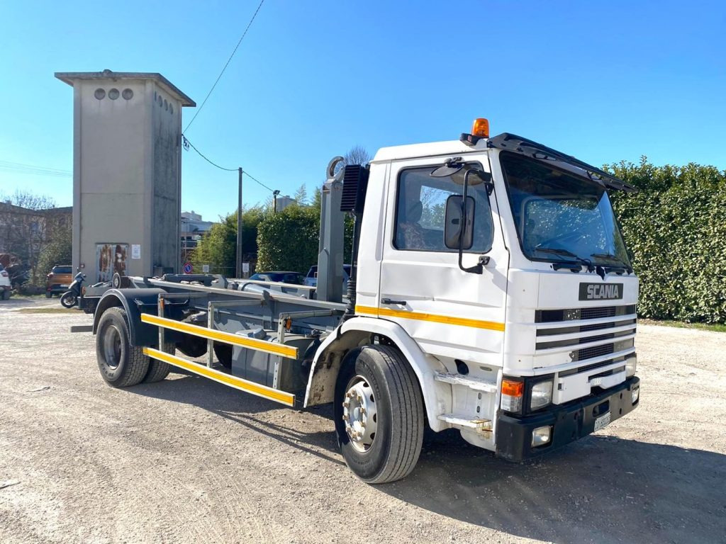 SCANIA H82 SCARRABILE BALESTRATO ANTERIORE E POSTE - شاحنة ذات خطاف: صورة 1 SCANIA H82 SCARRABILE BALESTRATO ANTERIORE E POSTE - شاحنة ذات خطاف: صورة 1