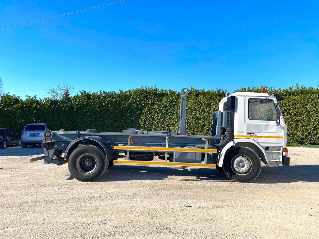SCANIA H82 SCARRABILE BALESTRATO ANTERIORE E POSTE - شاحنة ذات خطاف: صورة 2 SCANIA H82 SCARRABILE BALESTRATO ANTERIORE E POSTE - شاحنة ذات خطاف: صورة 2