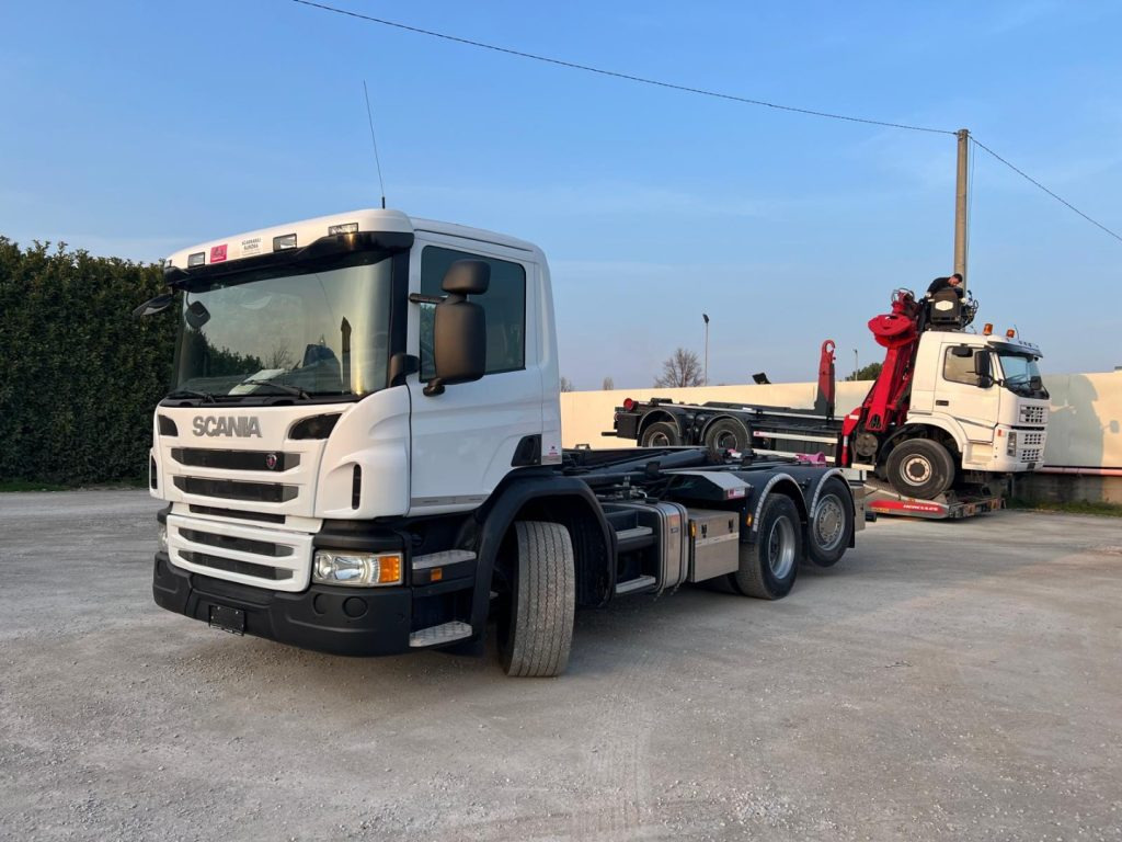 SCANIA P410 SCARRABILE CON RIDUTTORE AI MOZZI - شاحنة ذات خطاف: صورة 1 SCANIA P410 SCARRABILE CON RIDUTTORE AI MOZZI - شاحنة ذات خطاف: صورة 1