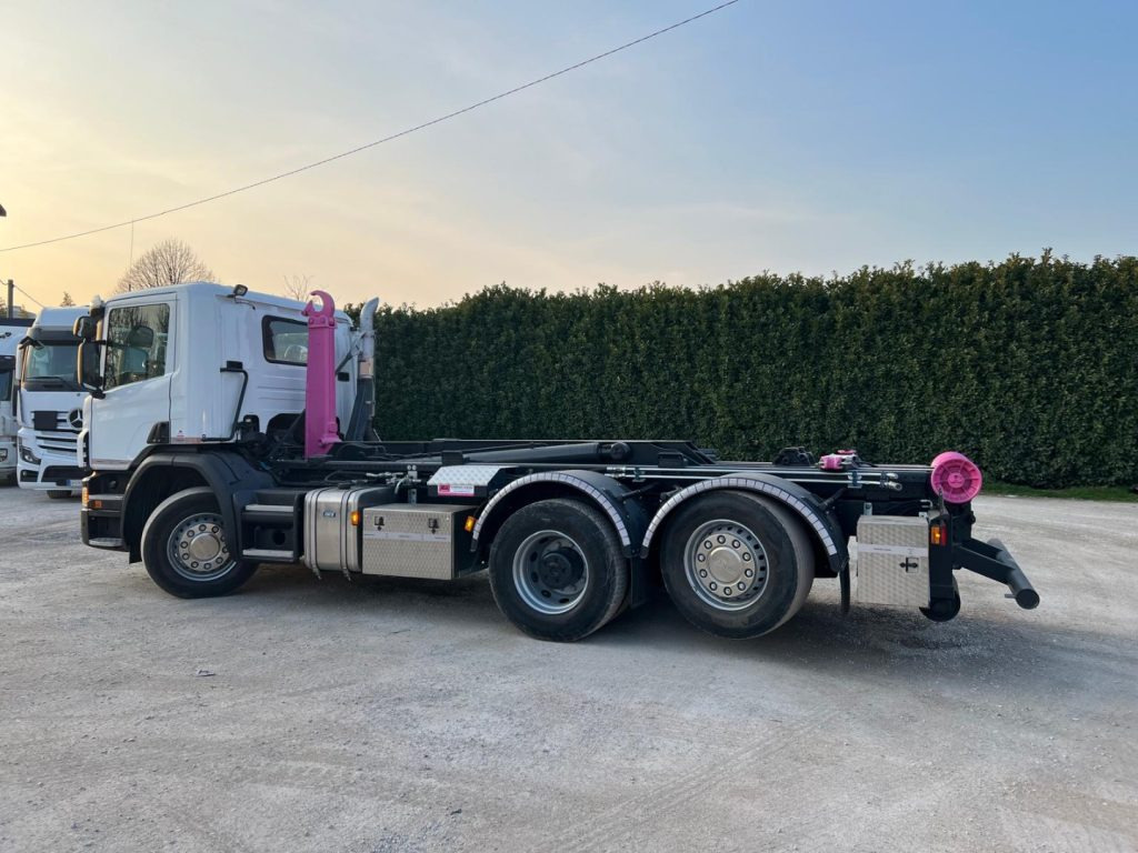 SCANIA P410 SCARRABILE CON RIDUTTORE AI MOZZI - شاحنة ذات خطاف: صورة 3 SCANIA P410 SCARRABILE CON RIDUTTORE AI MOZZI - شاحنة ذات خطاف: صورة 3