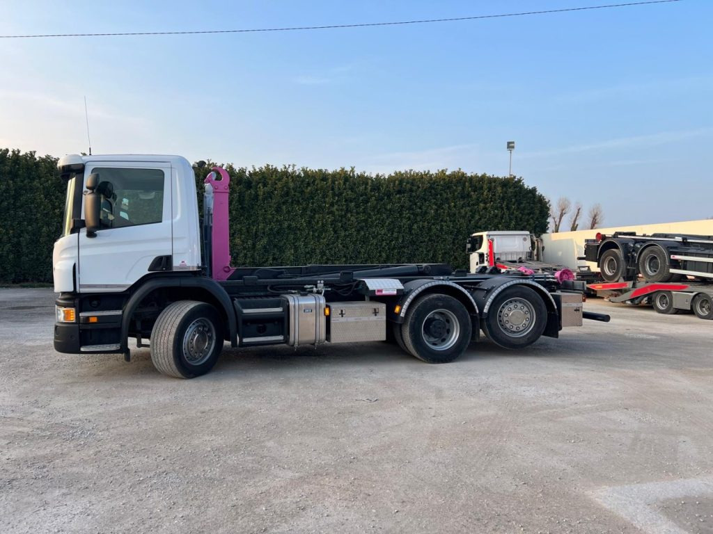 SCANIA P410 SCARRABILE CON RIDUTTORE AI MOZZI - شاحنة ذات خطاف: صورة 2 SCANIA P410 SCARRABILE CON RIDUTTORE AI MOZZI - شاحنة ذات خطاف: صورة 2