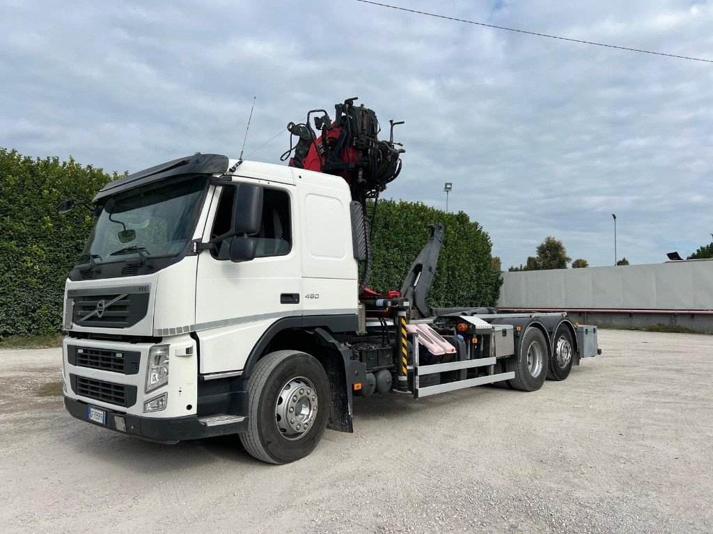 VOLVO FM11.450 SCARRABILE CON GRU - شاحنة ذات خطاف: صورة 1 VOLVO FM11.450 SCARRABILE CON GRU - شاحنة ذات خطاف: صورة 1