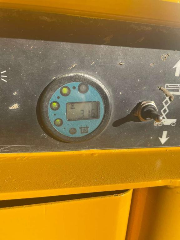 Haulotte COMPACT 10N - رافعة هيدروليكية مقصية: صورة 2 Haulotte COMPACT 10N - رافعة هيدروليكية مقصية: صورة 2