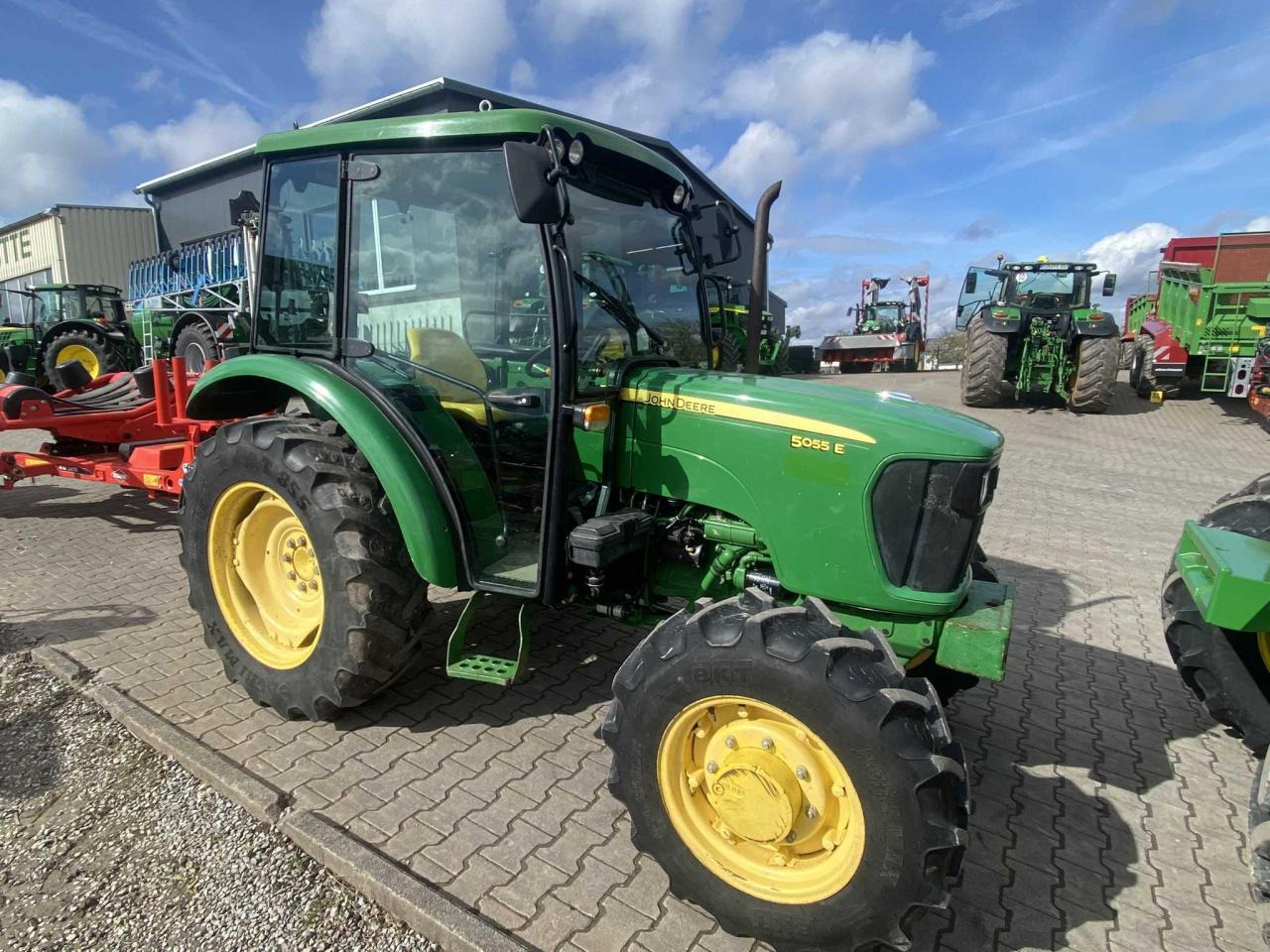 John Deere 5055E - جرار: صورة 1 John Deere 5055E - جرار: صورة 1