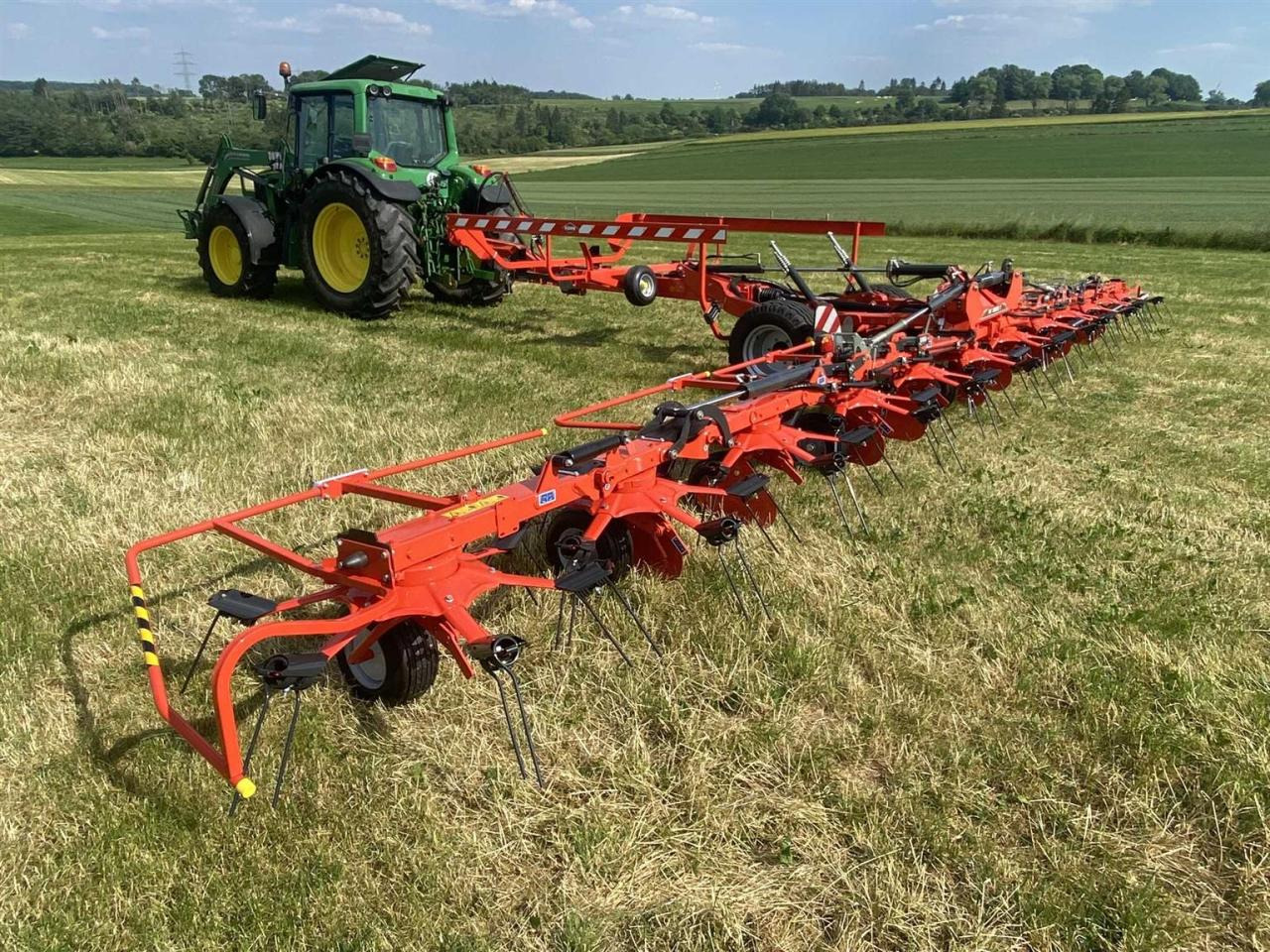 Kuhn GF13003T - آلة تيبيس العشب/ آلة جمع العشب: صورة 3 Kuhn GF13003T - آلة تيبيس العشب/ آلة جمع العشب: صورة 3