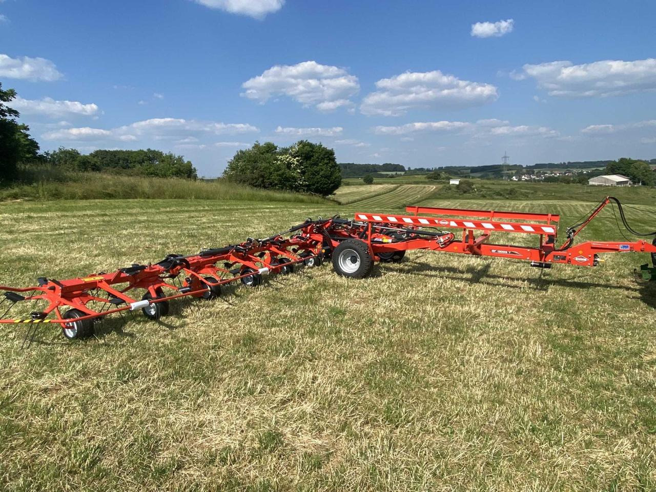 Kuhn GF13003T - آلة تيبيس العشب/ آلة جمع العشب: صورة 1 Kuhn GF13003T - آلة تيبيس العشب/ آلة جمع العشب: صورة 1