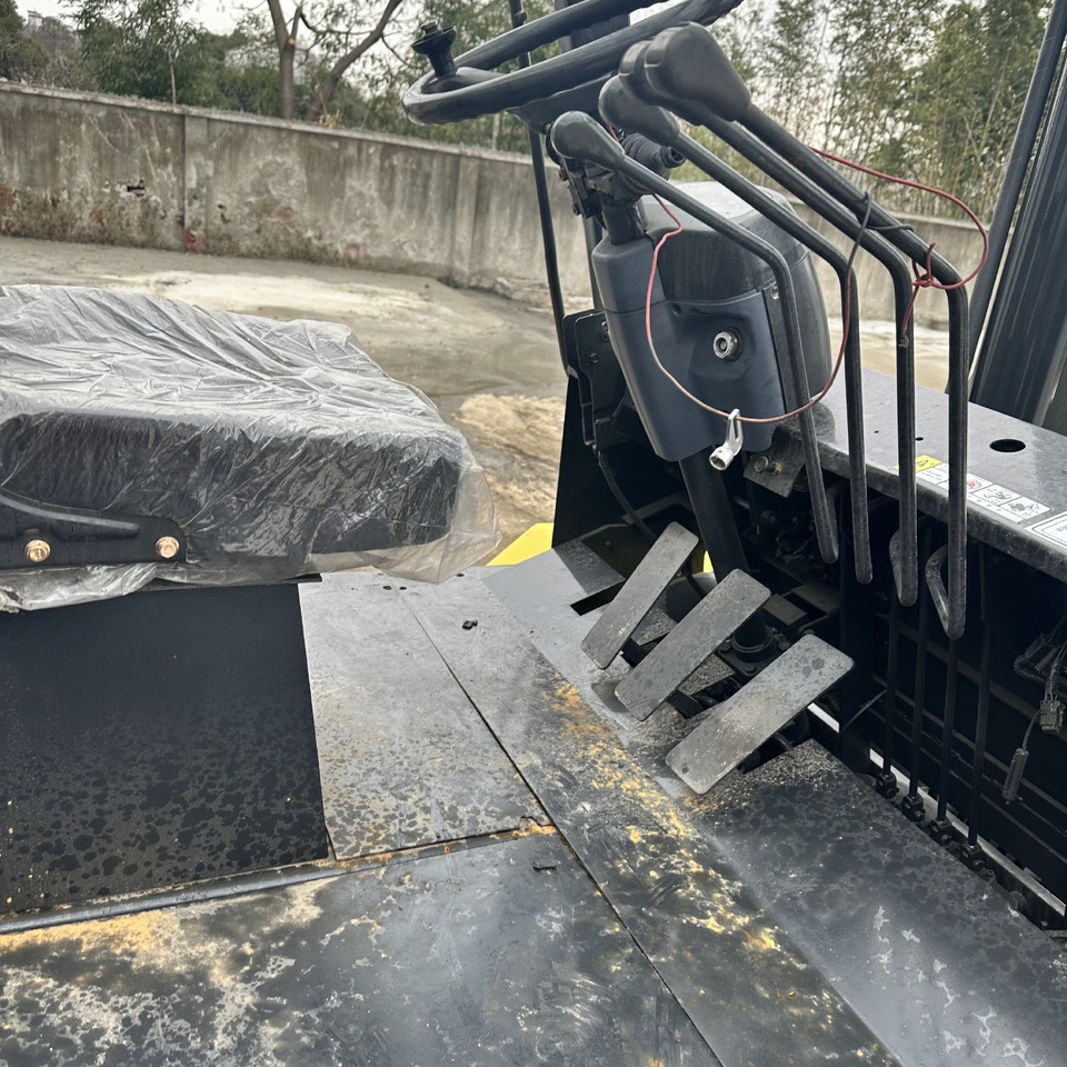 KOMATSU FD150 FD100 FD30 FD50 FD80 3Ton 5ton 8ton 10ton 15ton 16ton 20ton komatsu forklift - رافعة شوكية ديزل: صورة 5 KOMATSU FD150 FD100 FD30 FD50 FD80 3Ton 5ton 8ton 10ton 15ton 16ton 20ton komatsu forklift - رافعة شوكية ديزل: صورة 5