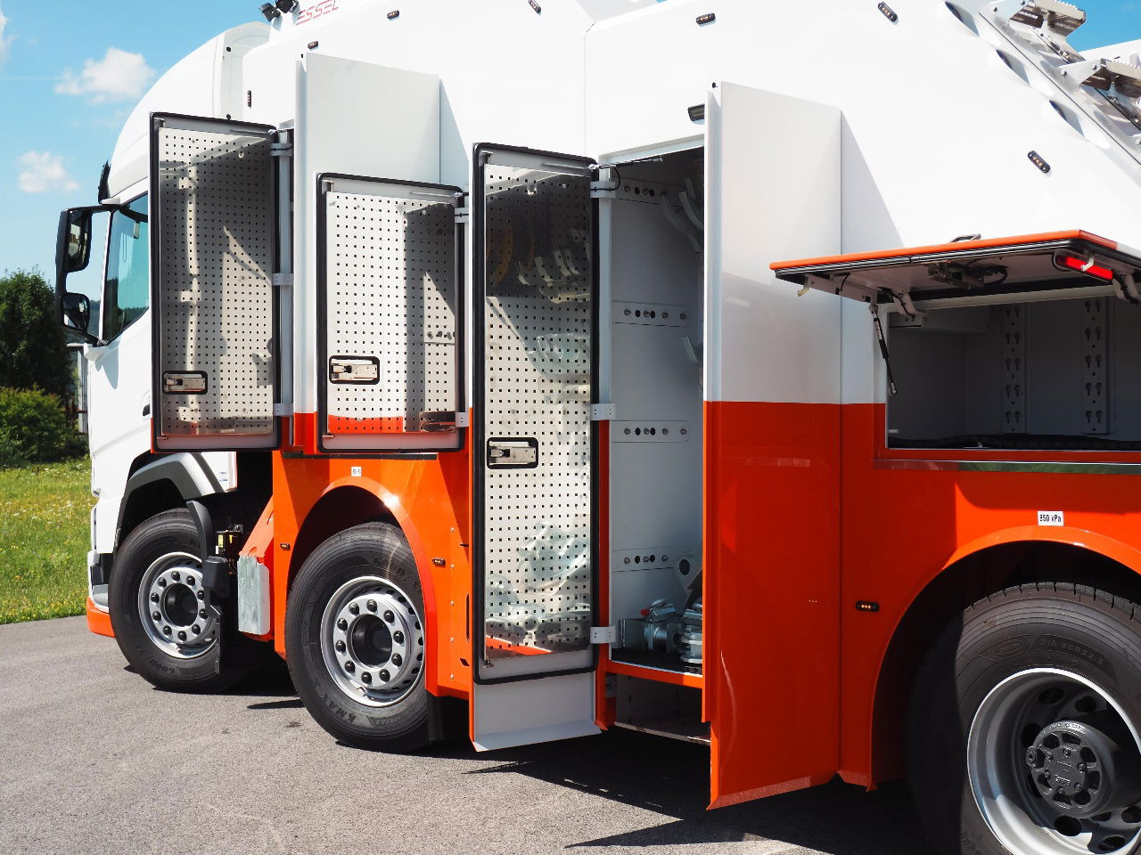 DAF XF 530 NEW T-REX DAF white - شاحنة سحب: صورة 3 DAF XF 530 NEW T-REX DAF white - شاحنة سحب: صورة 3