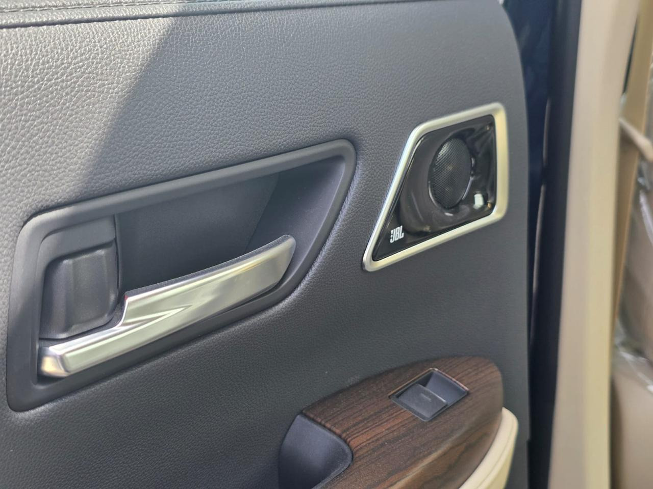 Land Cruiser GXR 3.5L Twin Turbo - سيارة: صورة 3 Land Cruiser GXR 3.5L Twin Turbo - سيارة: صورة 3