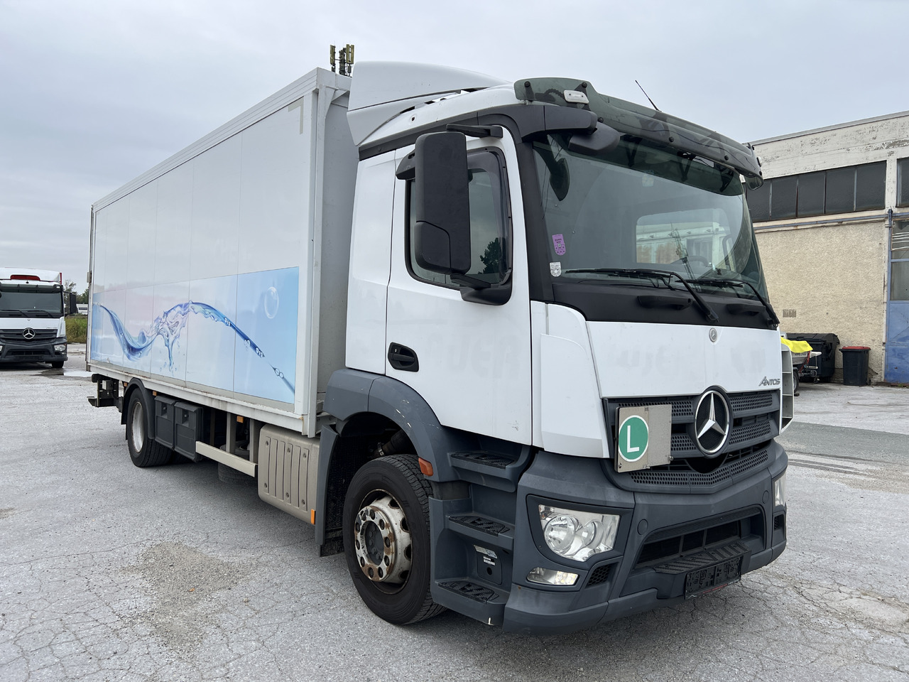 MERCEDES-BENZ ANTOS 18.30 L automatische Seitenladung | LBW | Klima | Tempomat - شاحنة المشروبات: صورة 2 MERCEDES-BENZ ANTOS 18.30 L automatische Seitenladung | LBW | Klima | Tempomat - شاحنة المشروبات: صورة 2